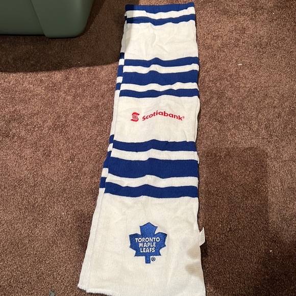 Leafs Toque and Scarf Bundle - Picture 4 of 4